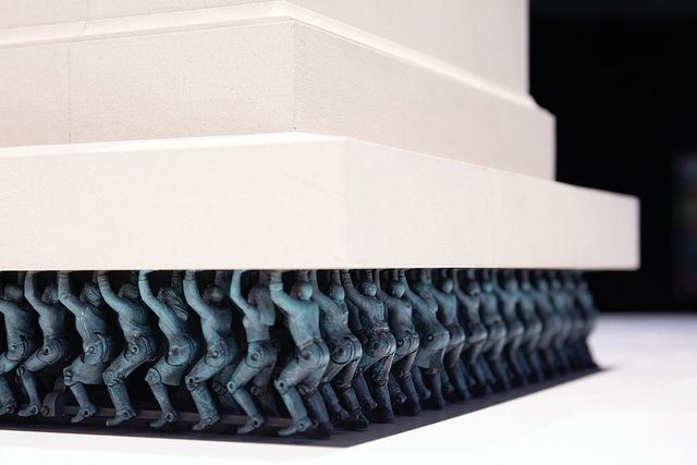 서도호, 〈공인들(1/6 스케일)〉, 2024, 제스모나이트, 나일론, 스테인리스스틸, 레진, 모터, 48x34.9x47.8cm. 사진: 남서원. 제공: 아트선재센터. ⓒ 2024. Art Sonje Center all rights reserved.