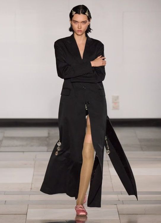 2025 S/S 시몬 로샤의 오프닝 룩 