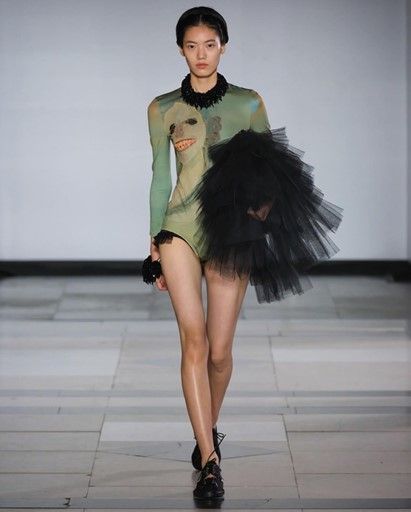 제니브 피기스Genieve Figgis 의 작품인 'Lady with a bird'가 인쇄된 바디수트.