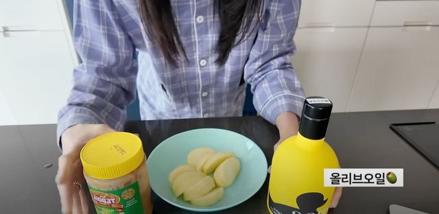 올리브오일과 땅콩버터를 바른 사과