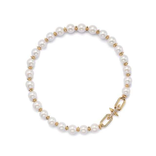 삼지창 모티프로 펑크함을 더한 진주 네크리스.