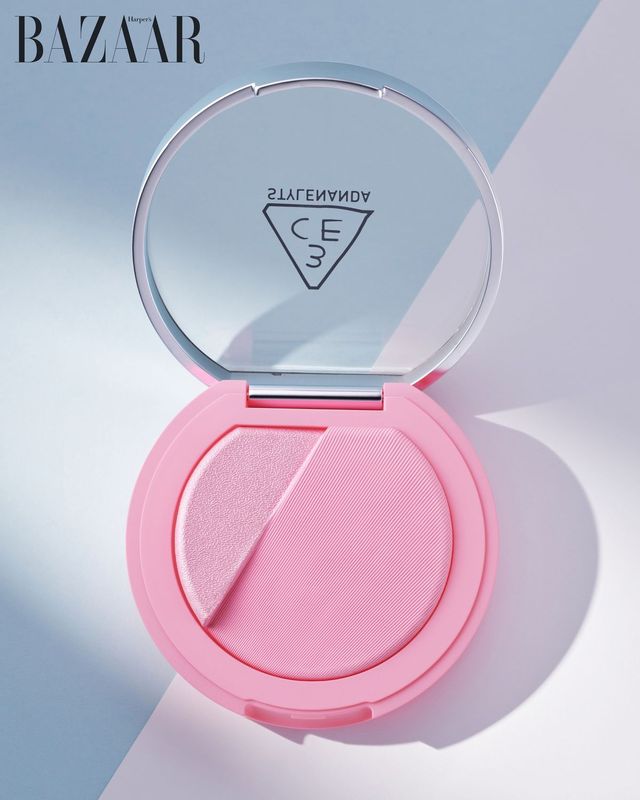 3CE 블러쉬라이터는 블러셔 컬러와 가장 어울리는 최적의 하이라이터가 한 제품 안에 조합되어있는 2 in 1 형태의 제품이다.