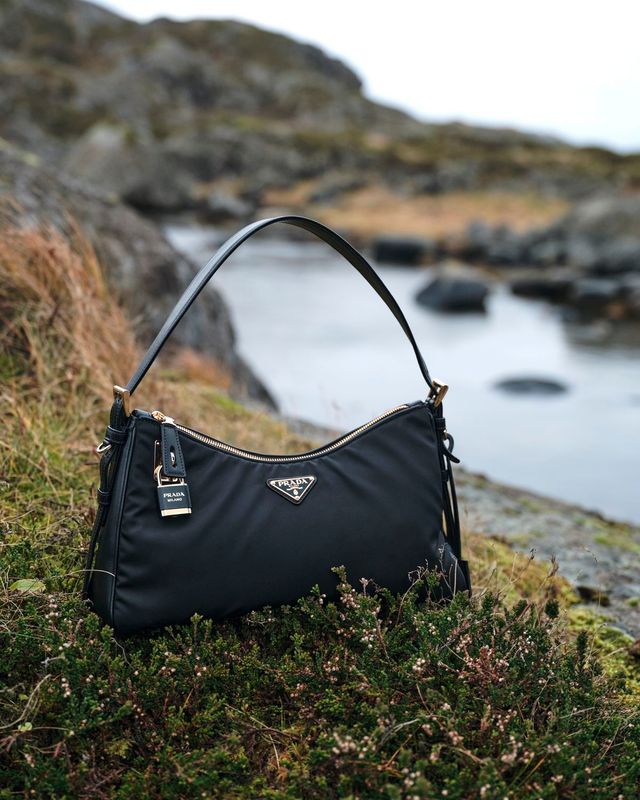 PRADA 리나일론 미니백, 가격 미정. 
