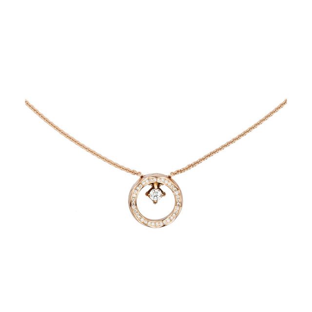 18K 베이지 골드와 다이아몬드로 이뤄진 코코 네크리스. 1천53십만원.CHANEL Fine Jewelry.