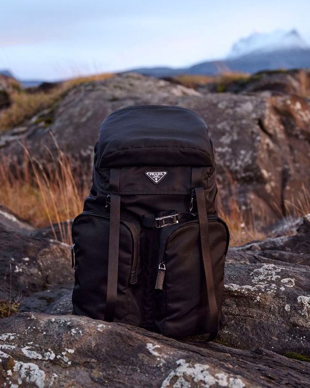 PRADA 리나일론 및 사피아노 가죽 백팩, 5백1십만원. 