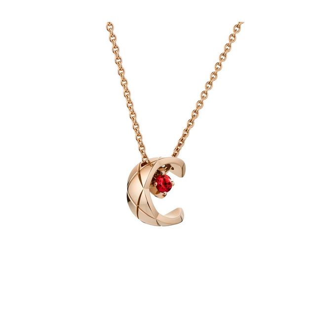 18K 베이지 골드와 루비로 이뤄진 퀼팅 모티프 코코 네크리스, 1천5십만원. CHANEL Fine Jewelry.