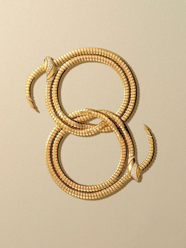 무한의 상징을 표현한 세르펜티 토보가스Serpenti Tubogas는 다이아몬드 파베와 오닉스 눈을 가진 2개의 뱀으로 구성되어 있다. 모두 BVLGARI