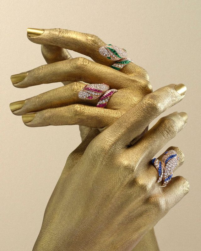 로즈 골드, 다이아몬드와 에메랄드, 루비, 사파이어로 장식된 세르펜티 반지. 모두 BVLGARI 