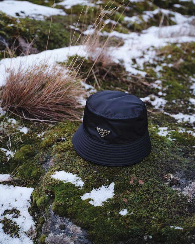 새로운 캠페인 컷에 담긴 리나일론 버킷햇. 