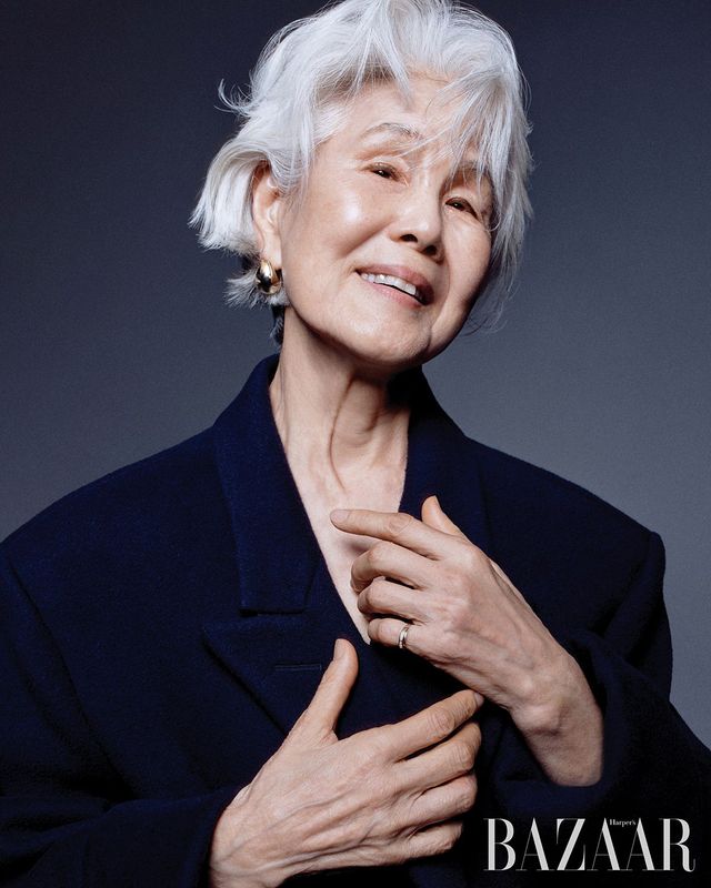 코트는 Coach. 귀고리는 & Other Stories. 반지는 개인 소장품.