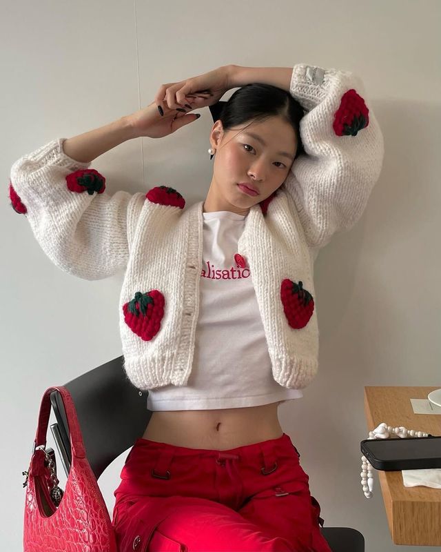 딸기 장식의 크롭 가디건으로 유쾌한 분위기를 연출한 윤이재 @yun.e.jae