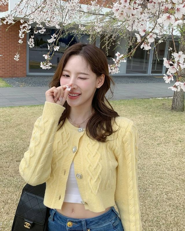 레몬옐로 컬러의 니트 가디건으로 상큼한 매력을 더한 이나연 @Inayommi