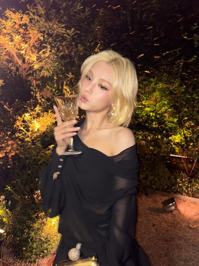 새하얀 피부와 금발이 돋보이는 세미 스모키 메이크업을 한 있지 예지 @yezyizhere