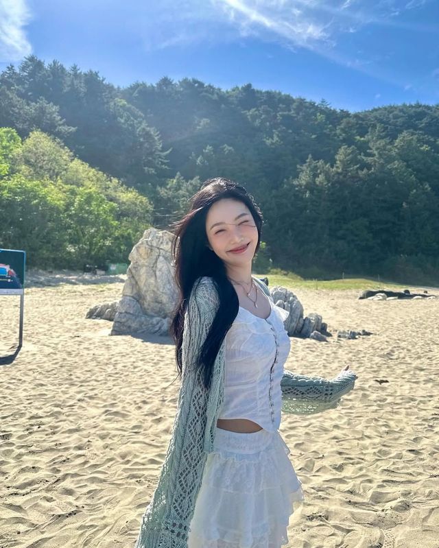 민트 컬러의 섬세한 짜임이 있는 니트 가디건을 착용한 레드벨벳 조이 @_imyour_joy