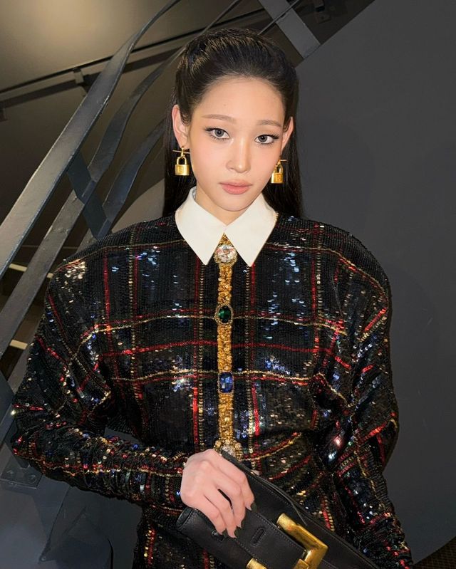 락 시크 무드의 세미 스모키 메이크업을 한 올데이 프로젝트 애니 @anniesymoon 