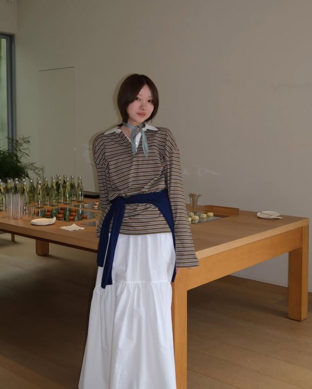 캐주얼한 럭비 티셔츠에 네이비 탑을 벨트처럼 묶어 포인트를 준 오눅 @onnuk_