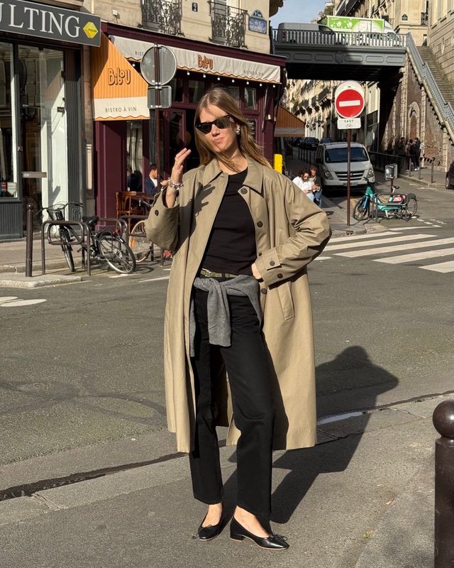 트렌치코트와 함께 회색 니트를 매치한 세실리아 무스가드 @ceciliemoosgaard