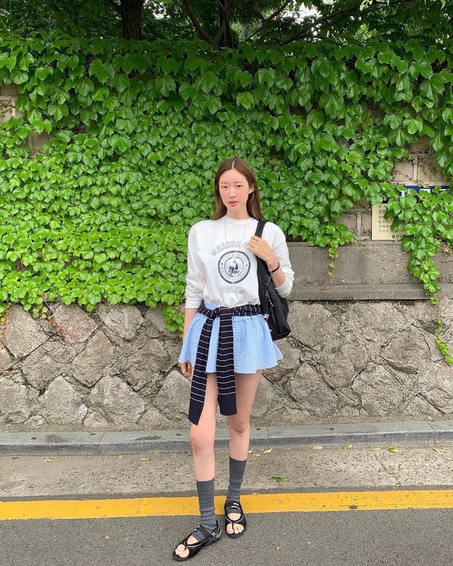 스트라이프 패턴의 네이비 니트 탑을 허리에 묶어 연출한 차정원 @ch_amii