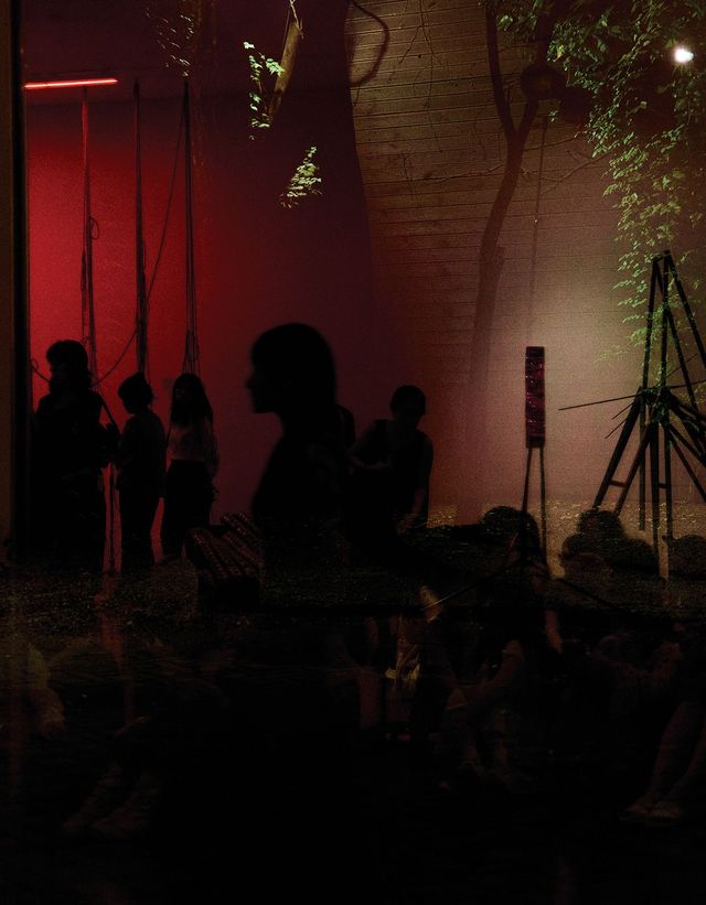 삼청 나이트 당시 국제갤러리에서 퍼포먼스를 기다리는 수많은 사람들.