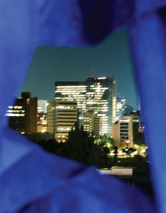 아드리안 비야르 로하스 개인전 «적군의 언어» 전시장 사이로 보이는 야경.