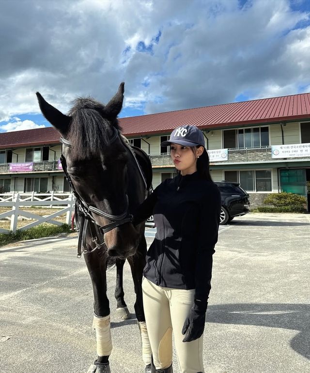 실용성과 디자인을 모두 갖춘 효민의 승마 패션 @hyominnn