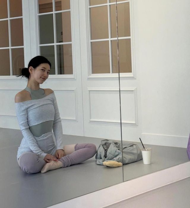 오프숄더 탑으로 우아하면서 개성있는 발레복을 입은 수지 @skuukzky