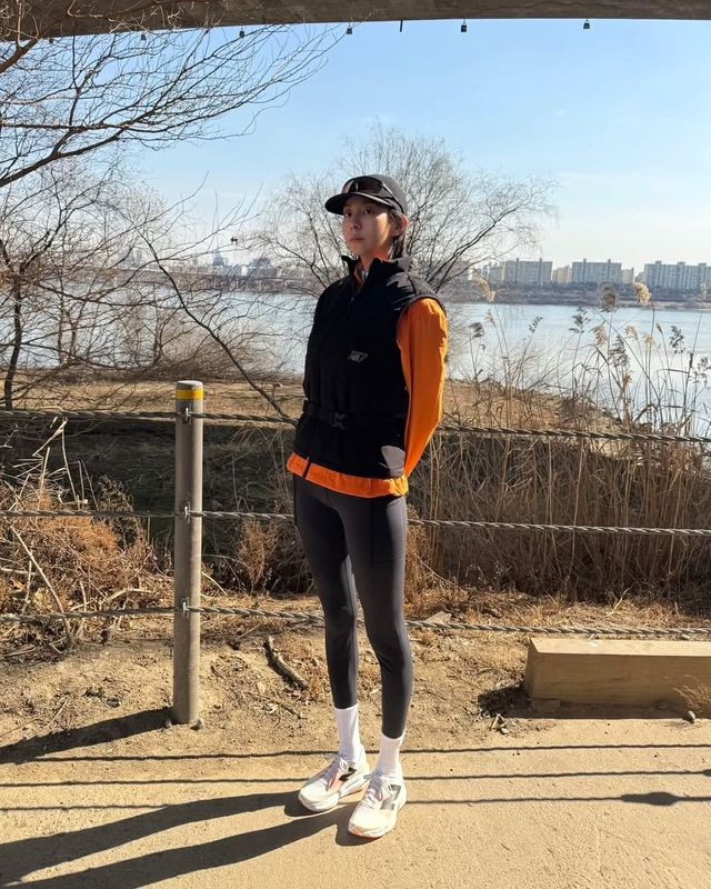 강렬하고 카리스마 있는 유이의 비비드한 오렌지와 블랙 매치 러닝 룩 @kim_uieing49