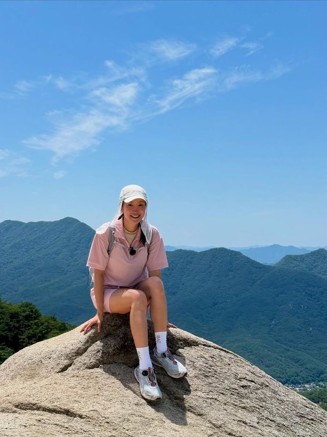 등산하며 입은 운동 마니아 이시영의 핑크 스타일링 @leesiyoung38