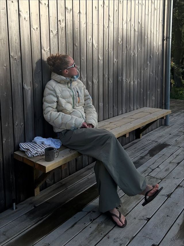 플립플랍에 경량패딩을 착용해 쿨한 무드 연출 @juliasofiekoch