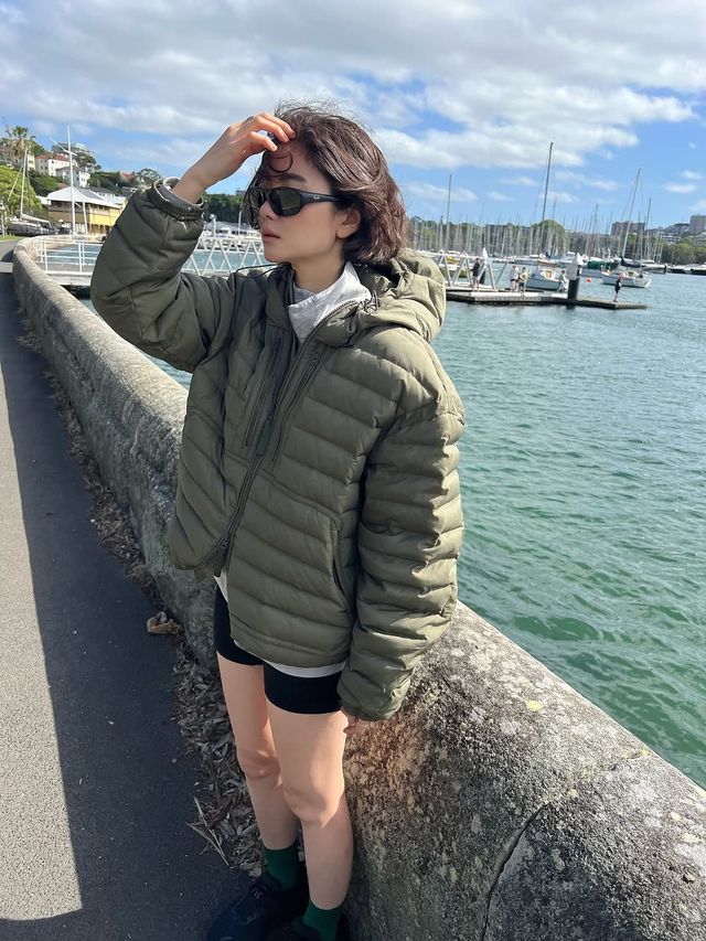 카키색 경량패딩과 함께 레깅스, 선글라스를 착용해 스포티한 무드 추가 @ririri.xx 