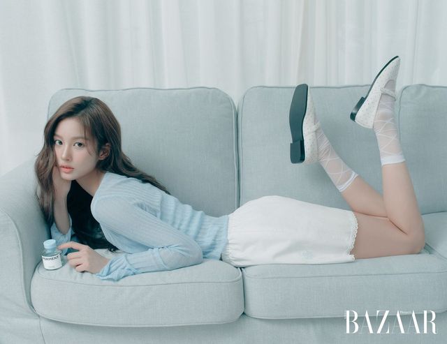 설윤이 착용한 니트 카디건은 Shop Cider. 스커트는 Soonsu. 양말, 슈즈는 스타일리스트 소장품.