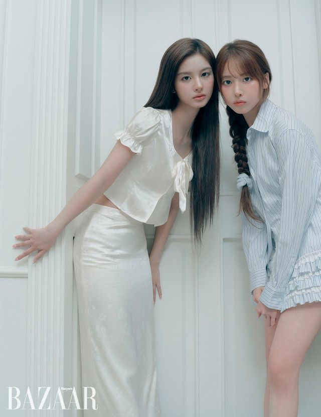 설윤이 착용한 블라우스, 스커트는 Overdue Flair. 지우가 착용한 셔츠는 Ronron.