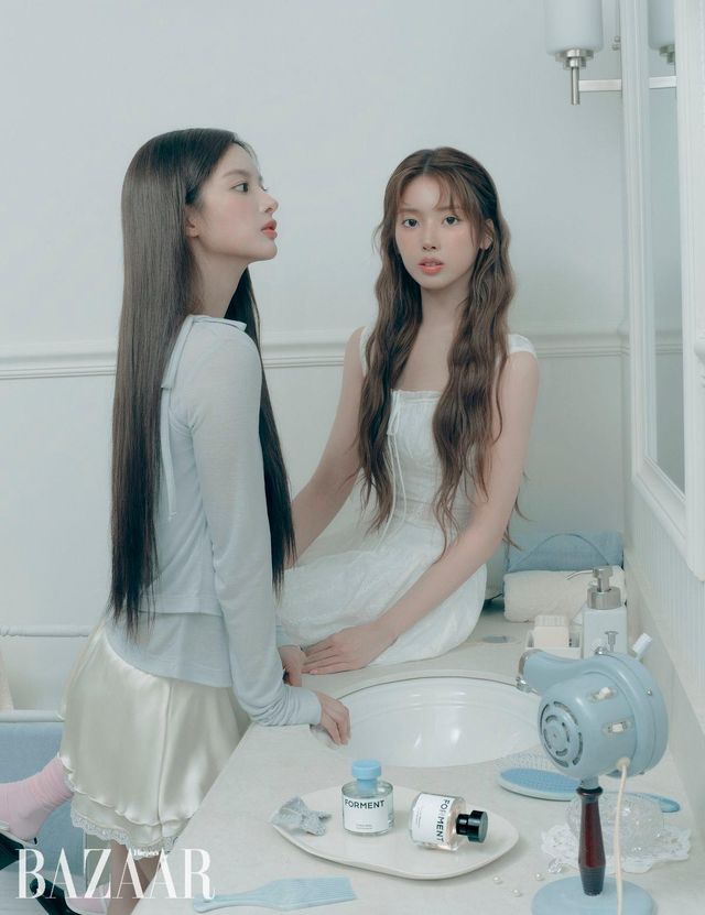 설윤이 착용한 니트는 38 Comeoncommon. 스커트는 Threetimes. 지우가 착용한 원피스는 Shop Cider. 양말, 슈즈는 스타일리스트 소장품.