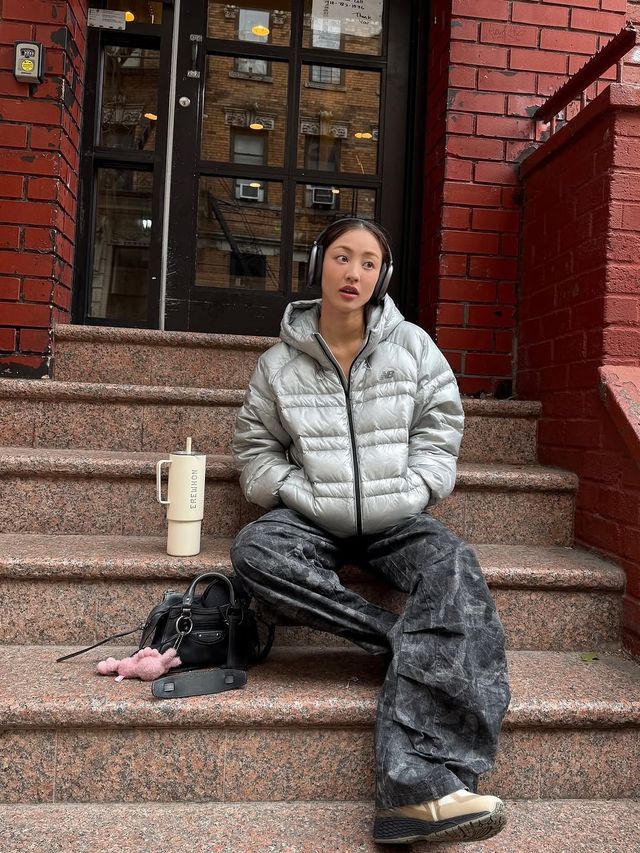 은빛 뉴발란스 경량 패딩을 착용한 트와이스 지효 @_zyozyo 