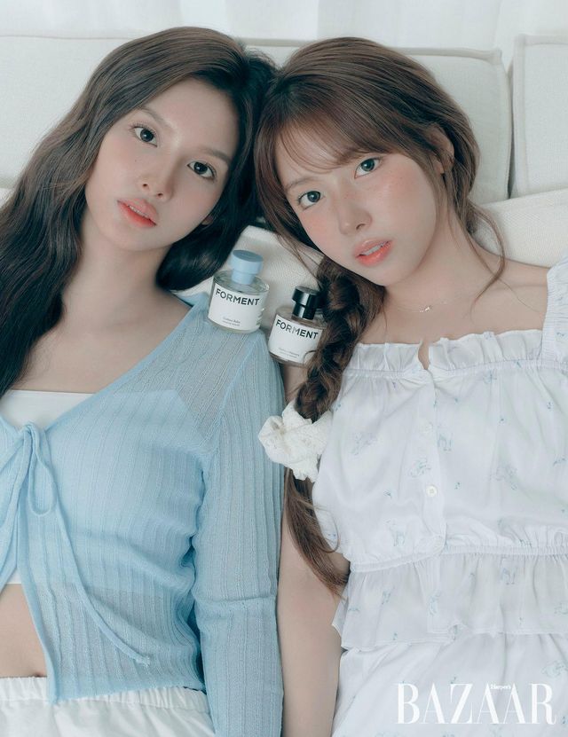 설윤이 착용한 니트 카디건은 Shop Cider. 스커트는 Soonsu. 이너 톱은 스타일리스트 소장품. 지우가 착용한 톱, 스커트는 Soonsu. 네크리스는 스타일리스트 소장품. 원피스는 Shop Cider.