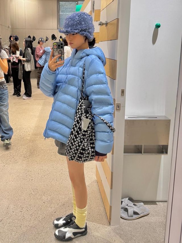 넉넉한 사이즈의 블루 경량 패딩을 착용한 김규린 @kyurln 
