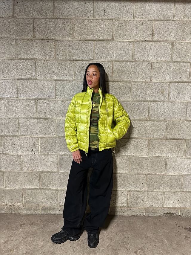 네온 컬러의 경량 패딩으로 자아내는 강렬한 분위기 @salemmitchell