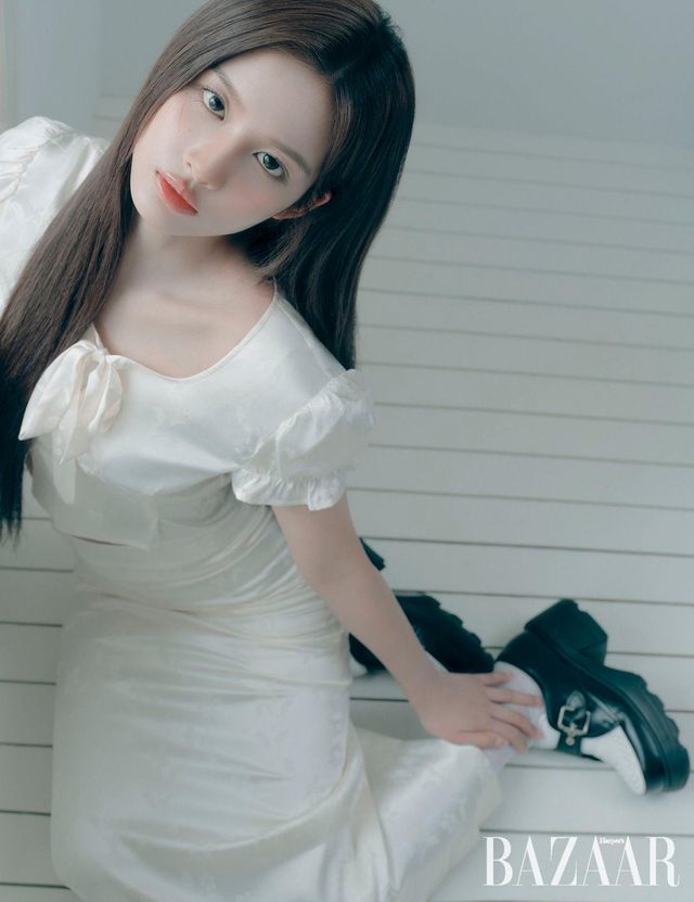 블라우스, 스커트는 Overdue Flair. 양말, 슈즈는 스타일리스트 소장품.