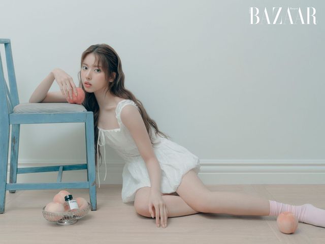 원피스는 Shop Cider. 양말은 스타일리스트 소장품.