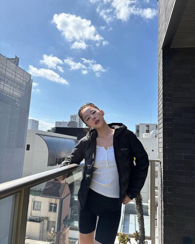 5부 레깅스와 함께 심플한 경량 패딩을 착용한 이주명 @jmyoungl