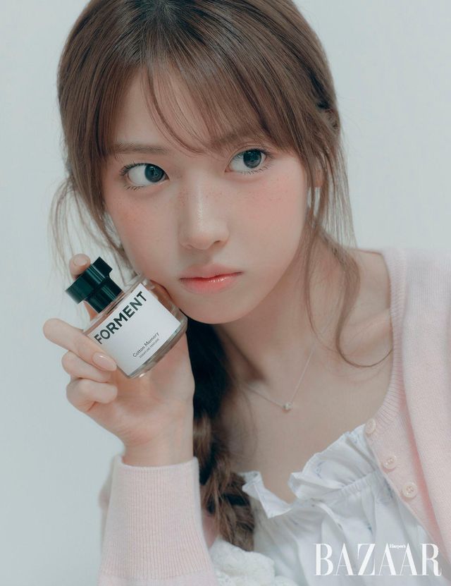 카디건은 Andneeds. 톱은 Soonsu. 네크리스는 스타일리스트 소장품.