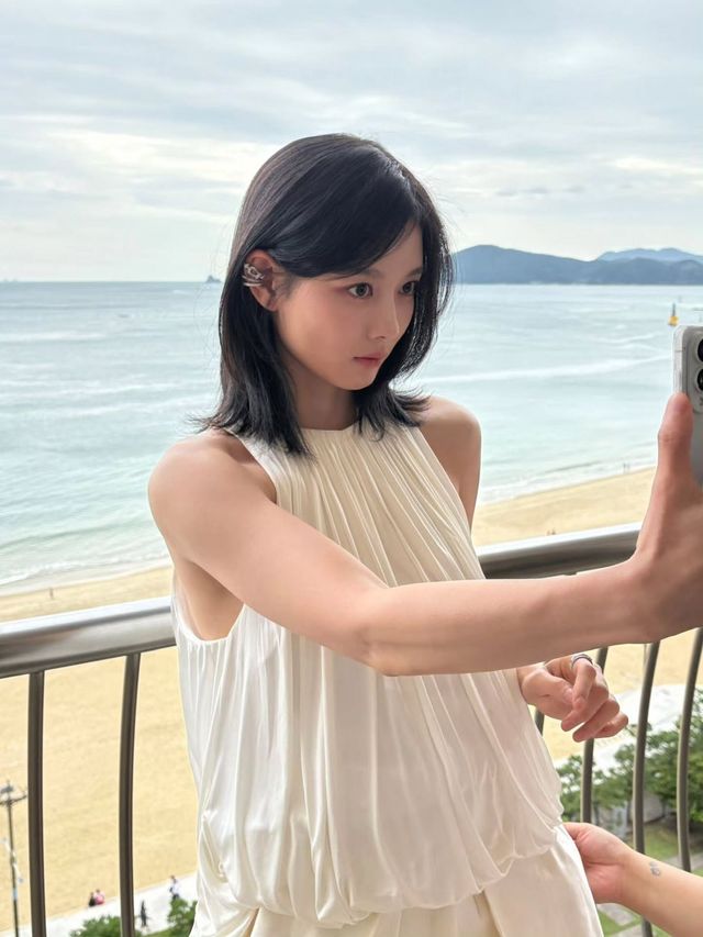 화이트 드레스를 입고 이어 커프를 착용한 김유정