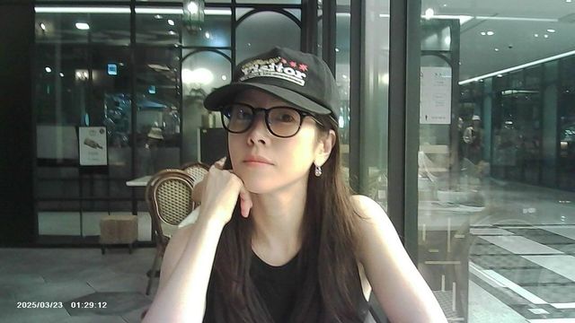 텍스처가 있는 후프 이어링을 착용한 한지민