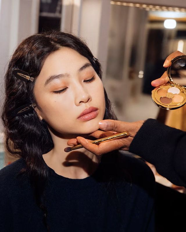 루이 비통 2026 봄/여름 런웨이 백스테이지에서 메이크업을 받는 정호연 