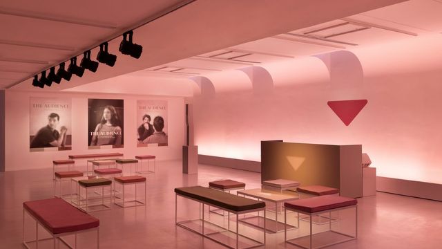 프라다 모드 런던 〈The Audience〉.