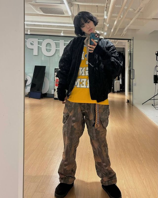 블랙 항공 점퍼로 투박하면서도 자유분방한 매력을 드러낸 나나 @jin_a_nana