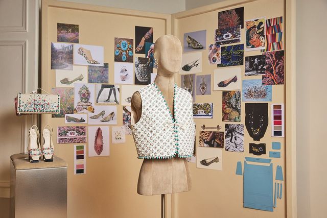 컬렉션 뒤편에 소재와 시안, 디자인 과정을 담은 사진을 무드보드처럼 전시하고, 앞쪽에는 장인이 직접 작업하는 모습을 선보이며 한 켤레의 슈즈가 탄생하기까지의 과정을 생생하게 전달했다.