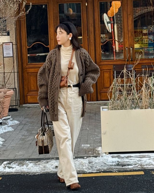 아이보리 니트 터틀넥과 모카 무스 컬러의 가디건을 착용해 따뜻한 분위기를 연출한 기은세 @kieunse