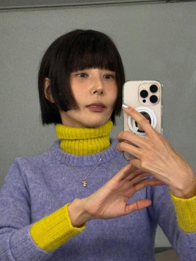 보라색과 노란색 조합의 터틀넥을 착용해 색다른 가을 룩을 선보인 김나영 @nayoungkeem