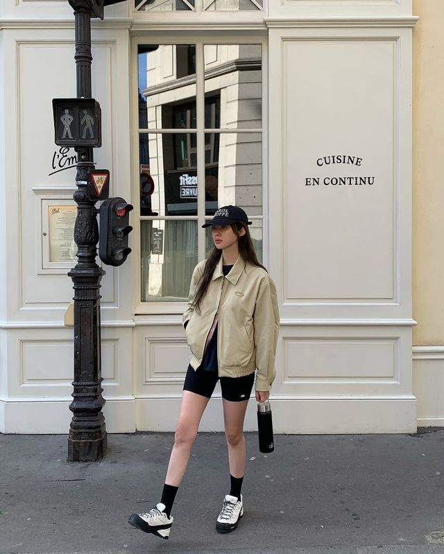 블랙 바이커 쇼츠와 함께 베이지 컬러의 봄버 자켓을 착용해 멋스러운 스타일을 완성한 차정원 @ch_amii